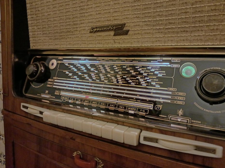 Rádio Grundig 5050 W com móvel