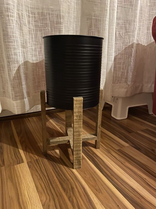 Osłonka czarna doniczka na drewnianym stojaku