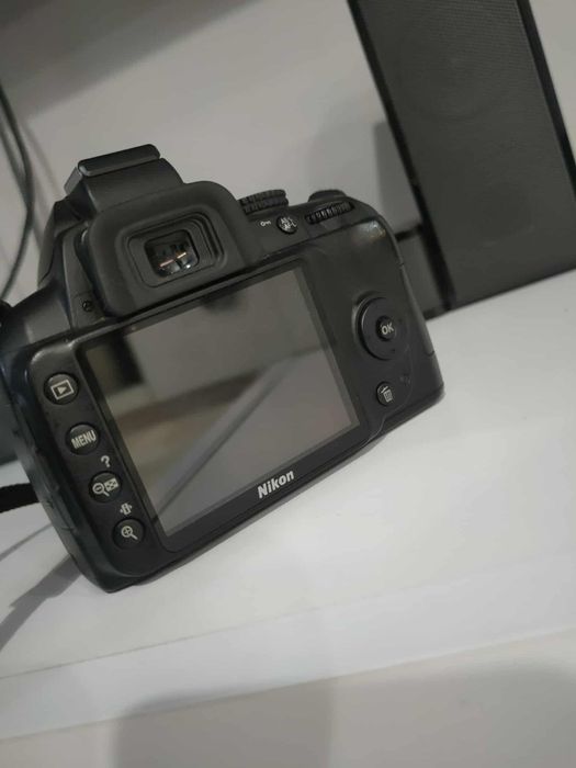 Aparat lustrzanka Nikon d3000 z obiektywem i akcesoriami