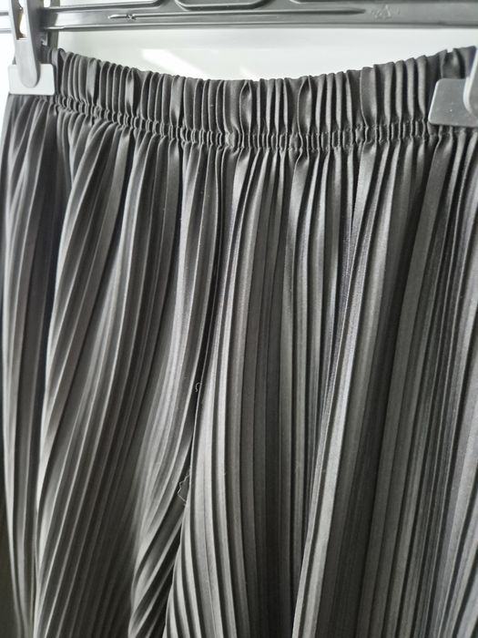 Plisowane spodnie kuloty Reserved 140 używane czarne