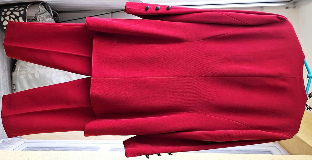 Elegancki czerwony garnitur damski ze spodniami Apart komplet