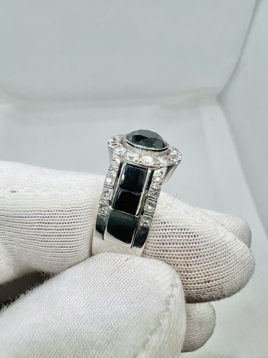 Золота унісекс каблучка перстень з білими та чорними діамантами.