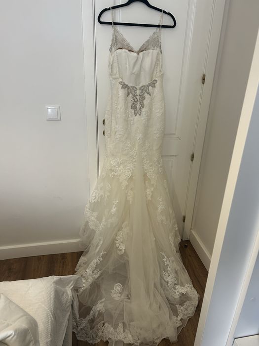Vestido de noiva ProNovias estilo sereia,de renda francesa e pedraria