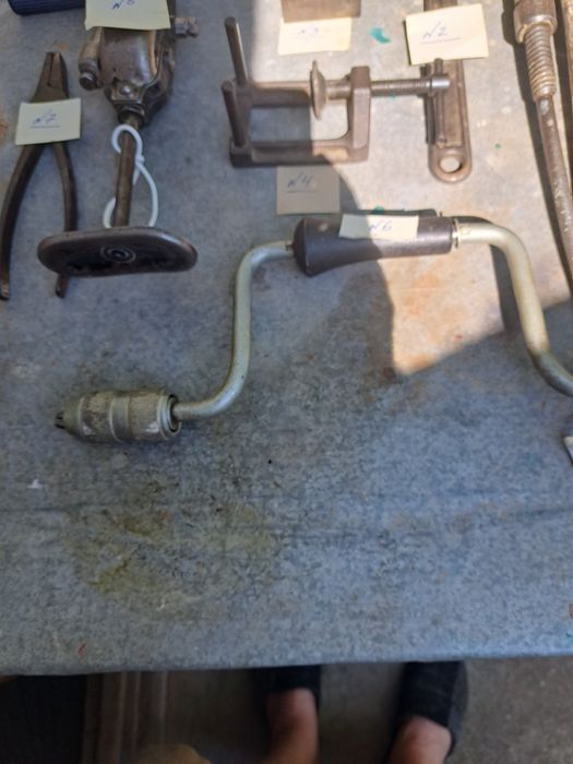 Разводные ключи, струбцины, дрели, плоскогубцы.