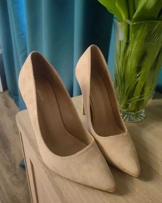 Туфлі DeeZee 39 бежеві