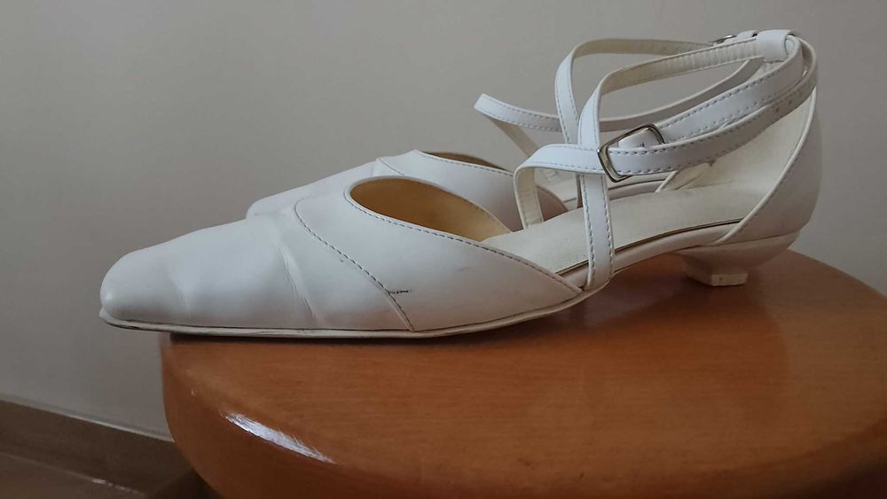 Białe buty ślubne