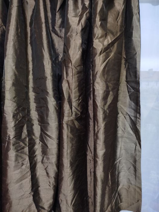 Штора с люверсами и лентой для крючков.