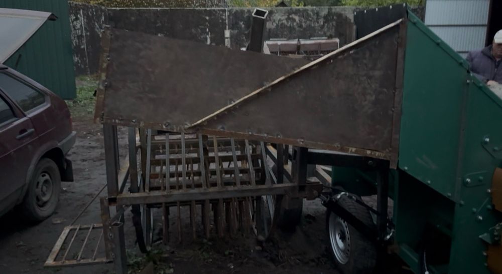 Гарбузовий комбайн з підборщиком