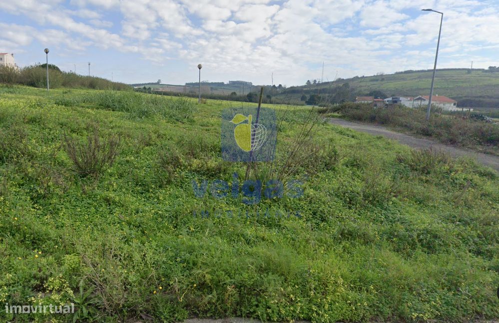 Terreno com 800m², situado em Lourinhã,  viabilidade p/ construção de