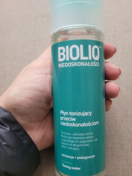 Tonizujący płyn przeciwko niedoskonałościom