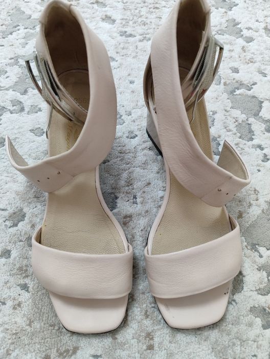 Босоніжки.            .