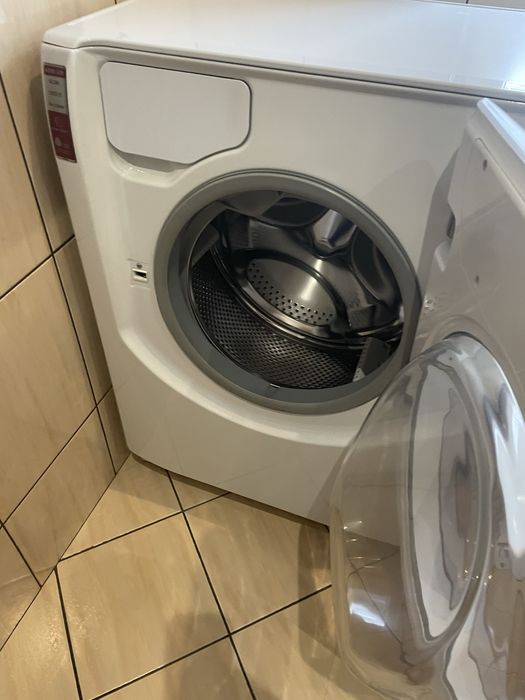 Pralka ariston AQSD 129 przecieka pod spodem