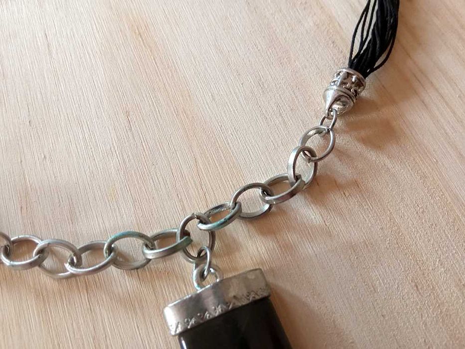 Colar Com Pendentes Pretos - 48 cm