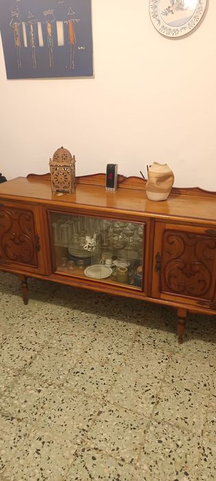 Cristaleira e móvel antigos