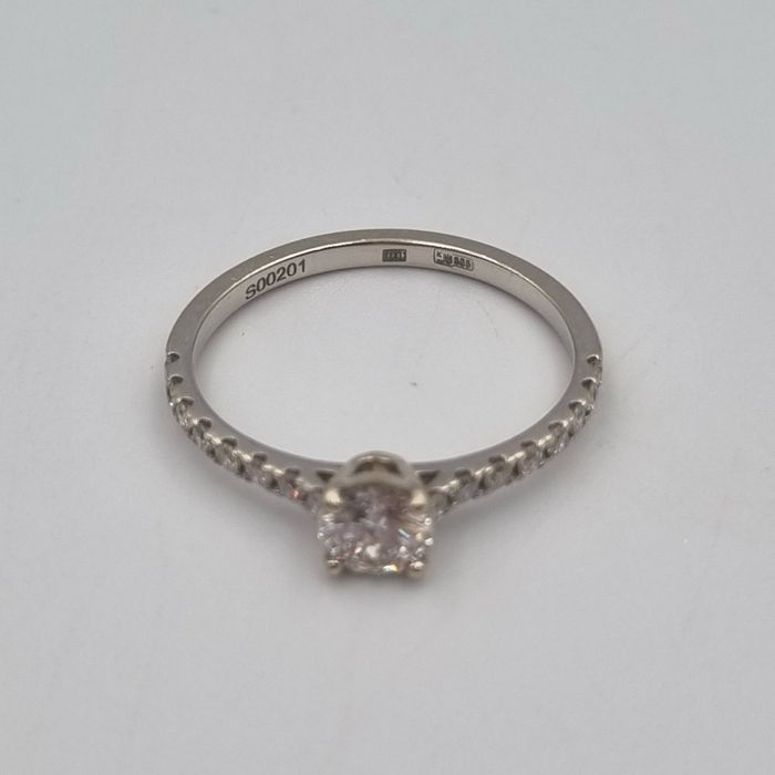 Золотое кольцо с бриллиантами