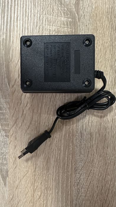 Перетворювач напруги (трансформатор) з 220 на 110 В.