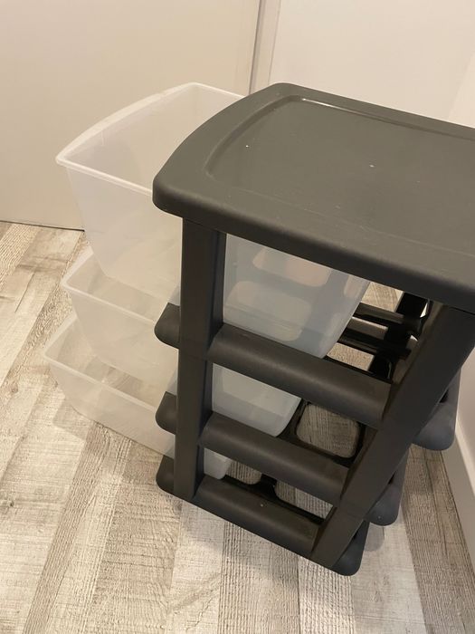 Móvel pouco uso com 3 gavetas para arrumação em plástico resistente