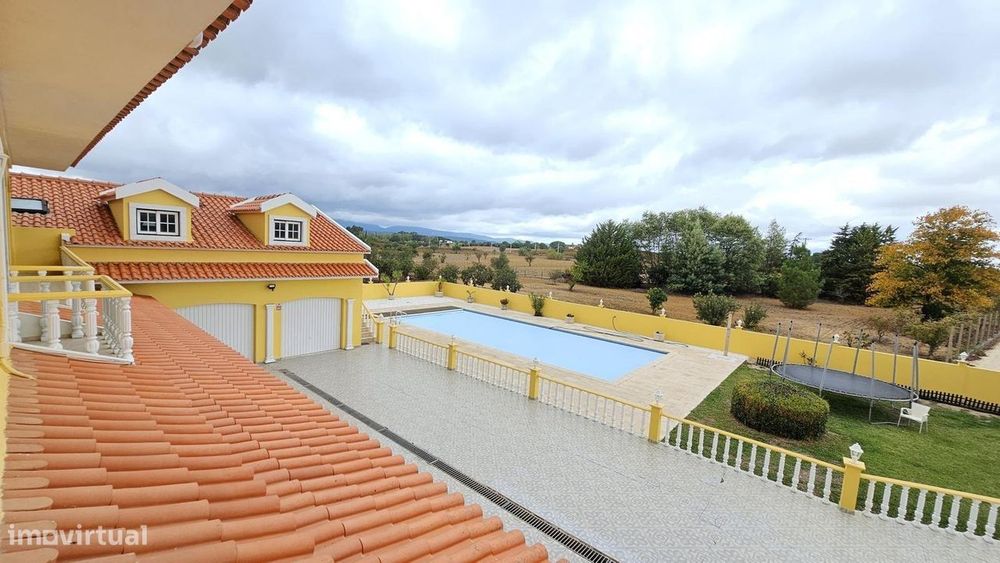 T4 Country House | Azambuja, with Swimming Pool, Home Cinema, and Garden