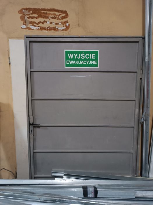 Drzwi stalowe jednoskrzydłowe.