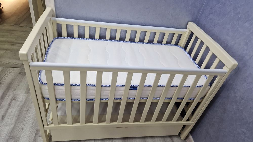 Дитяче ліжечко та матрас