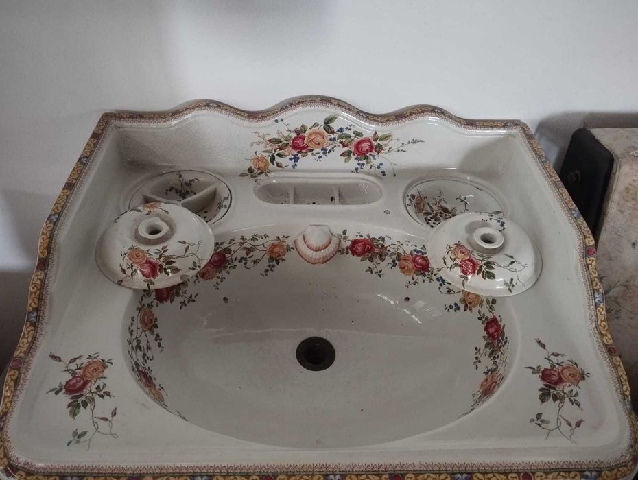 Lavatório Inglês em Louça e pintado à mão com saboneteiras originais