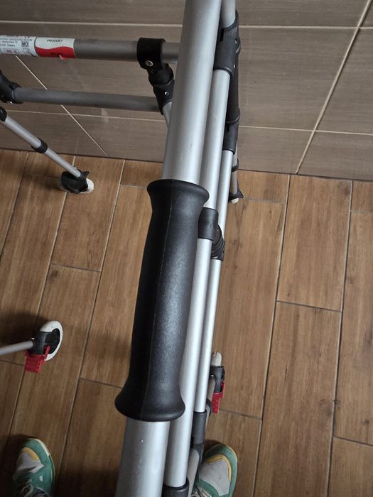 Balkonik chodzik dla osoby starszej.