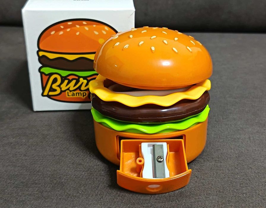 Candeeiro de mesa em formato de hambúrguer com afia-lápis.