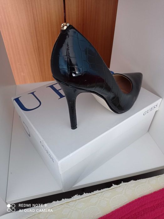 Stiletto marca GUESS
