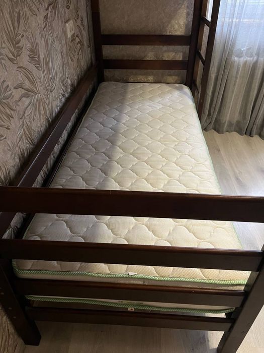 Двохярусне ліжко з матрасами