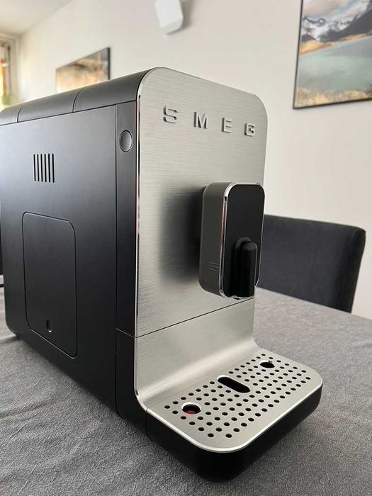 Maquina de café automática SMEG preta