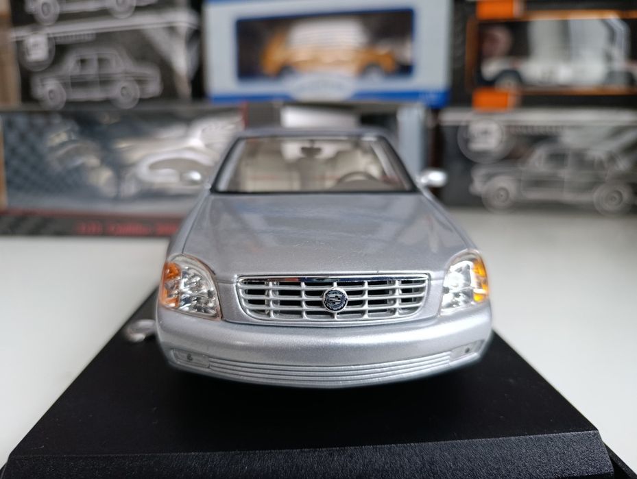 Модель 1.18 Cadillac Deville DTS 2000