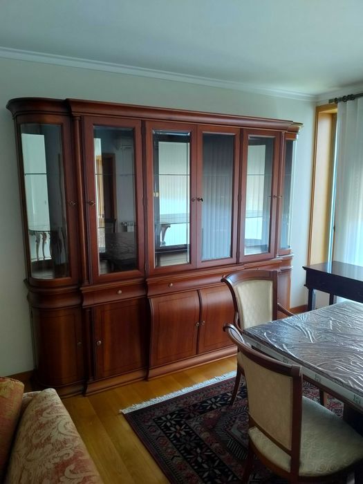 Sala de Jantar: Cristaleira + Mesa + 6 Cadeiras + Tapete