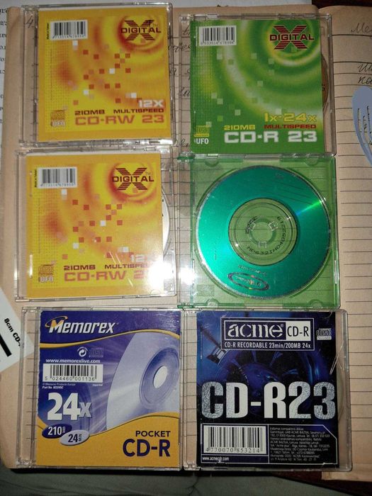 дискети 3,5 нові, СД диски, підставка все на фото -за всю купу 600 грн