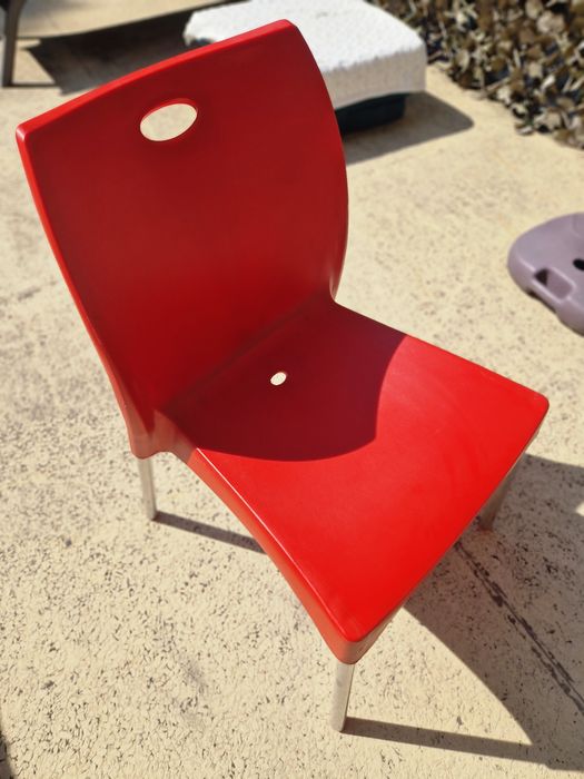 Krzesło plastikowe ,czerwone