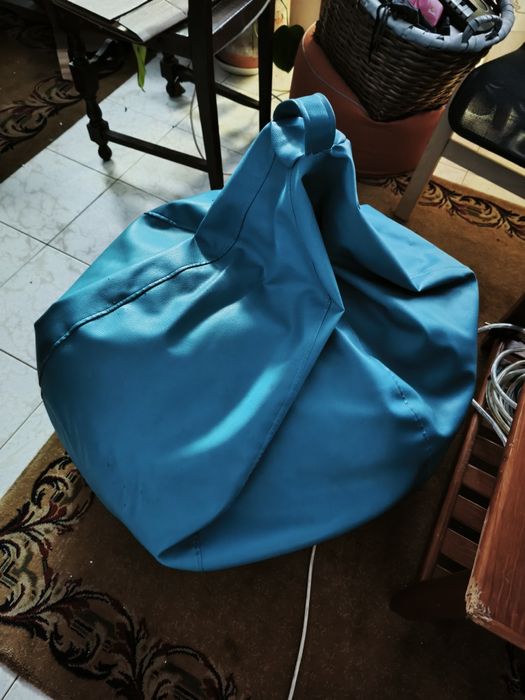 Puff azul confortável