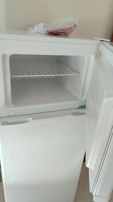 Frigorífico em estado novo