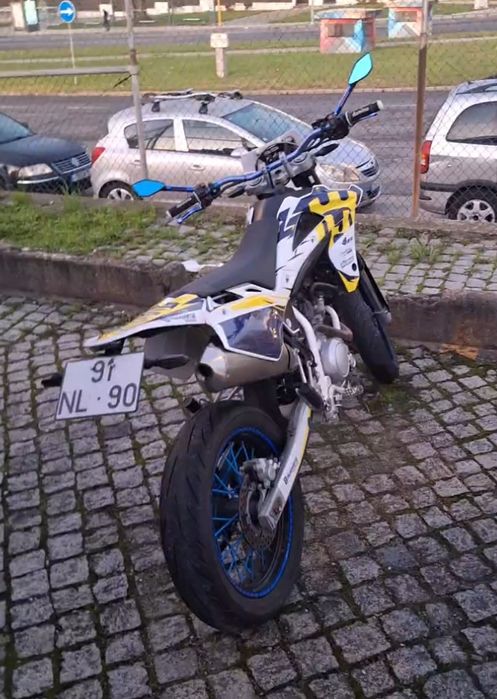 Moto Husqvarna sms 4t SUPERMOTARD