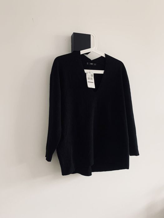 Sweter czarny dekolt V w serek Mango basic