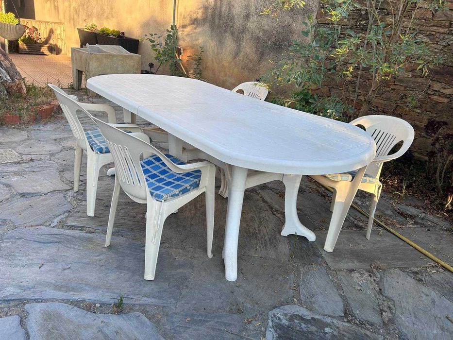 Mesa para jardim com 4 cadeiras e coxins