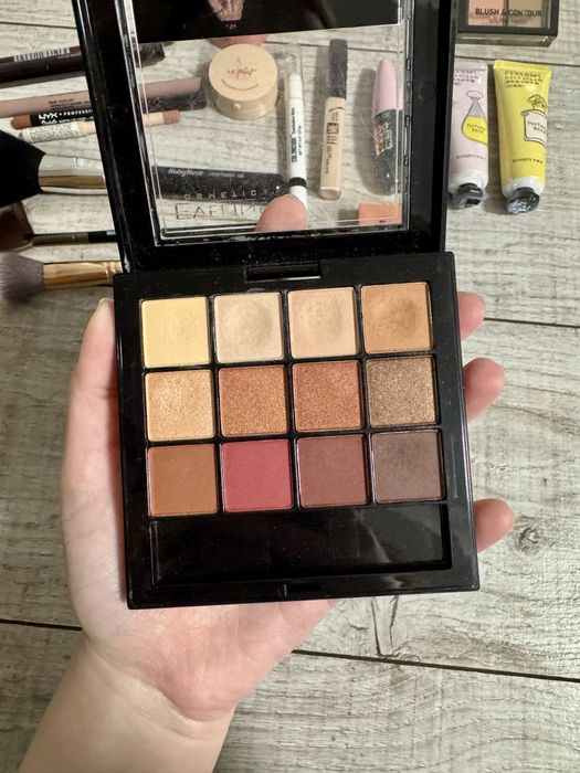 Різна косметика.