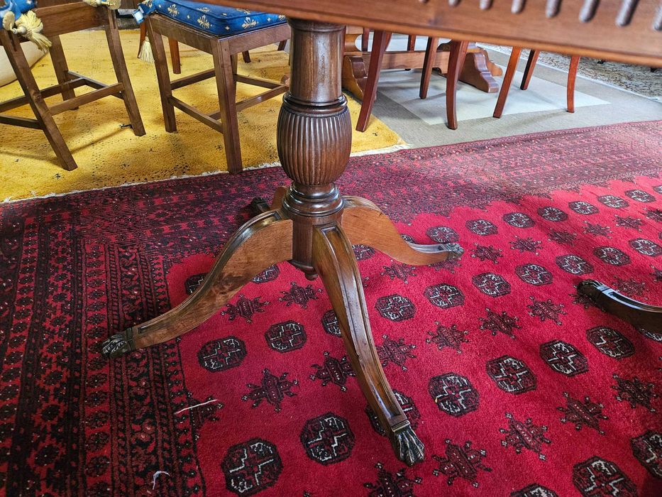 Grande mesa, clássica, para sala ou escritório - Muito bom estado geral - Só a mesa as cadeiras são à parte