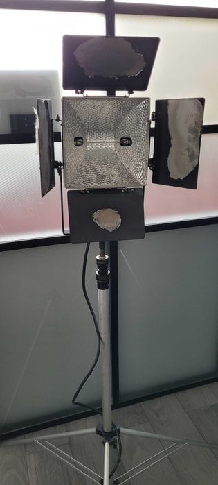 2 Projectores de Luz 1000W c/ Tripés e Mala