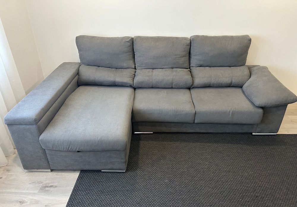 Sofá com chaise longue e arrumação