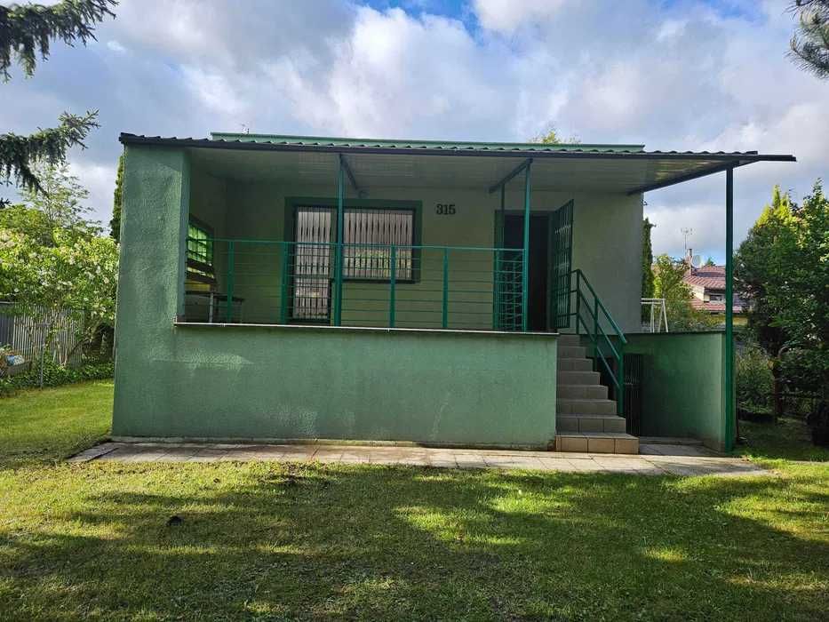 Działka z podpiwniczonym domkiem, dużym tarasem i huśtawką ogrodową na Gorzkim Polu