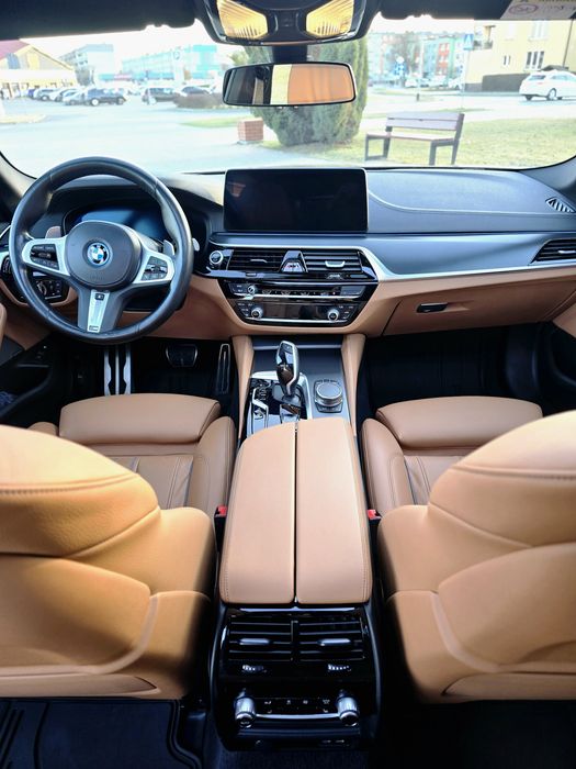 Auto do ślubu BMW Serii 5 – Elegancja i Nowoczesność