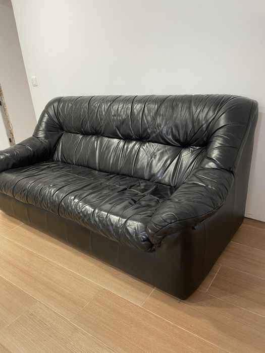 Sofá em pele e 2 bancos em pele- preto