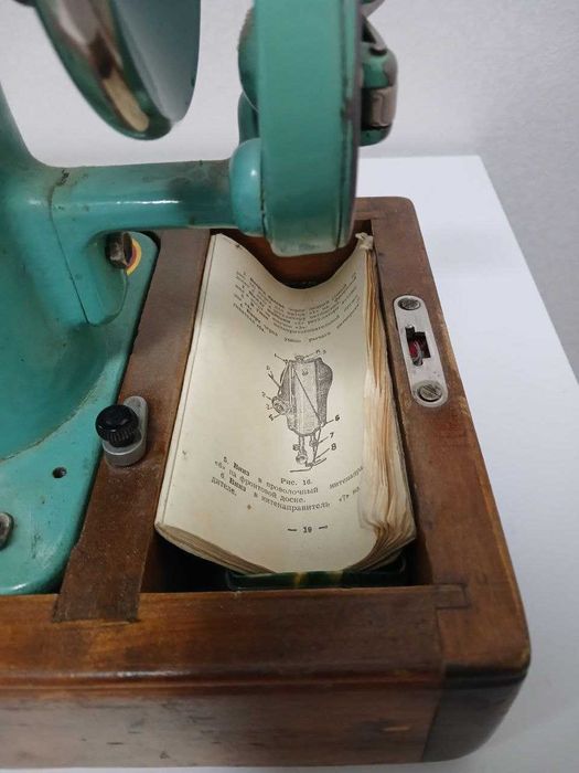 Ручная швейная машинка Подольск (полностью рабочая) в оригин. футляре
