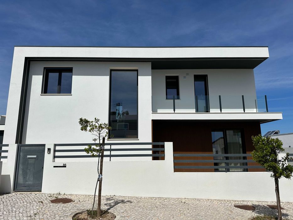 Moradia T4 Nova 2024 com Piscina — Setúbal, 10 min St Peter's School