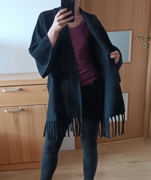 Czarna narzutka, ponczo, oversize, z frędzlami