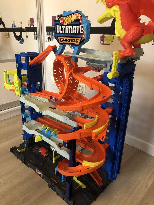 Hot Wheels City Mega Garaż Atak Smoka